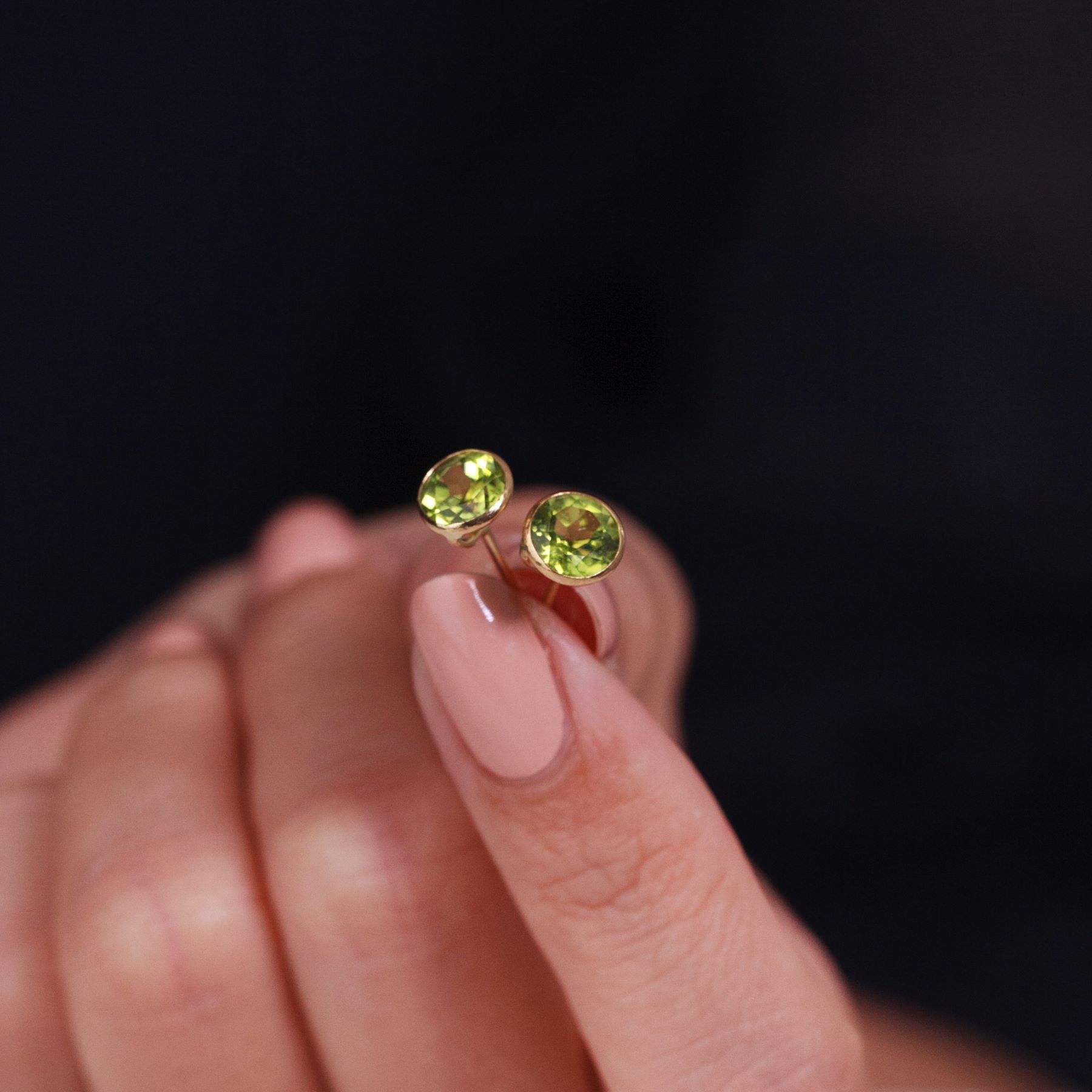021-04-2026-E646PD(6M) 3 Peridot Round Stud Earrings